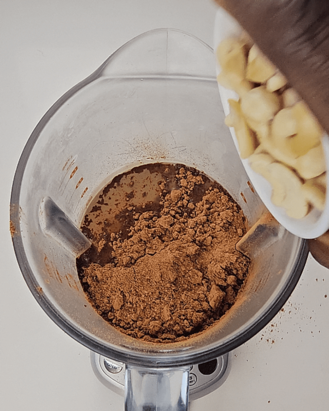 Boisson chaude épicée au chocolat et aux noix de cajou