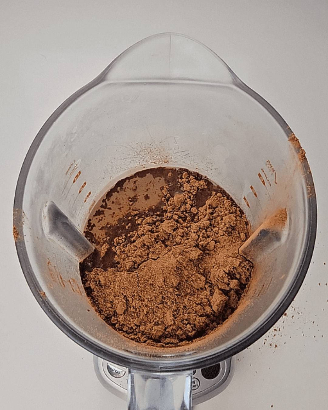 Boisson chaude épicée au chocolat et aux noix de cajou