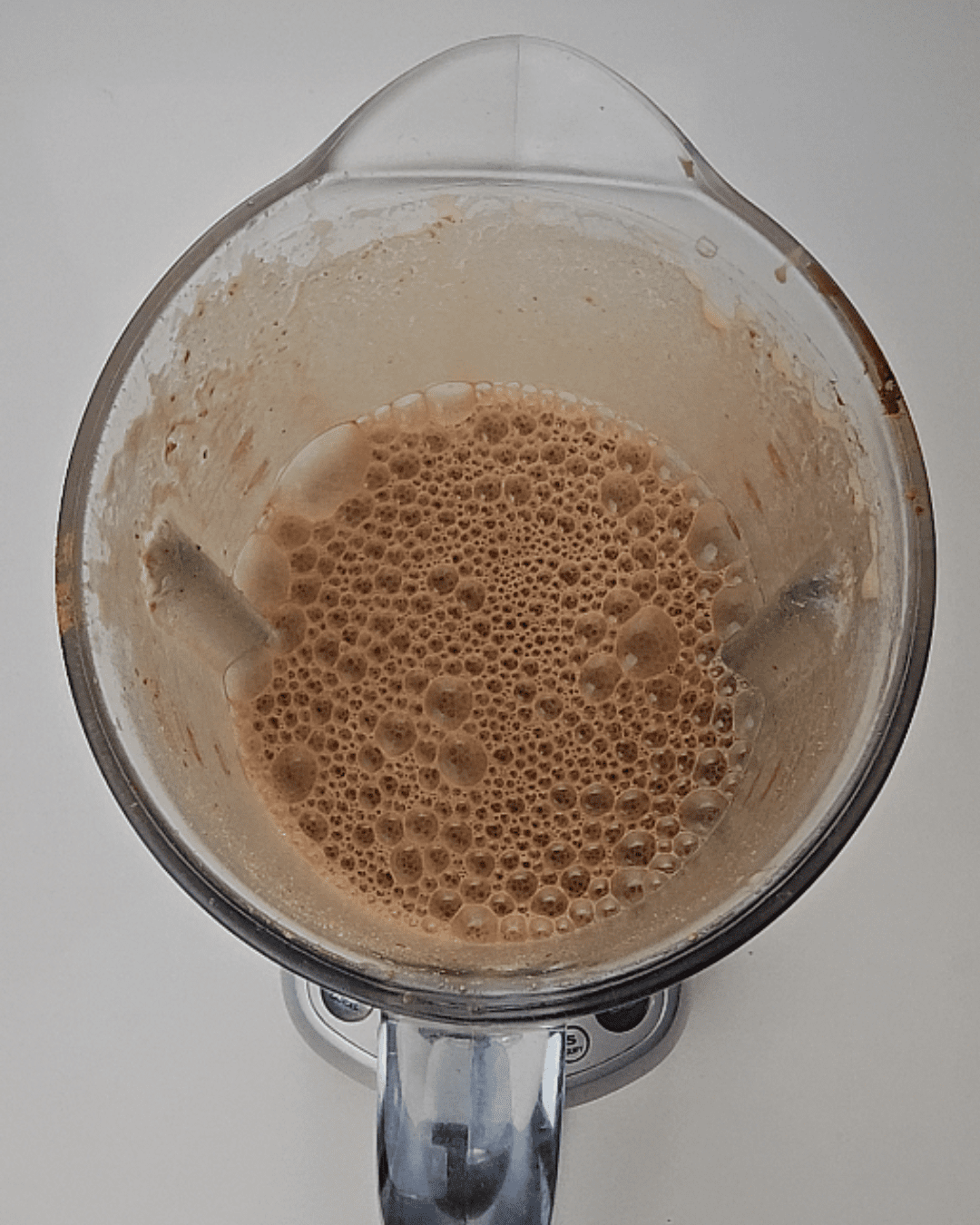 Boisson chaude épicée au chocolat et aux noix de cajou