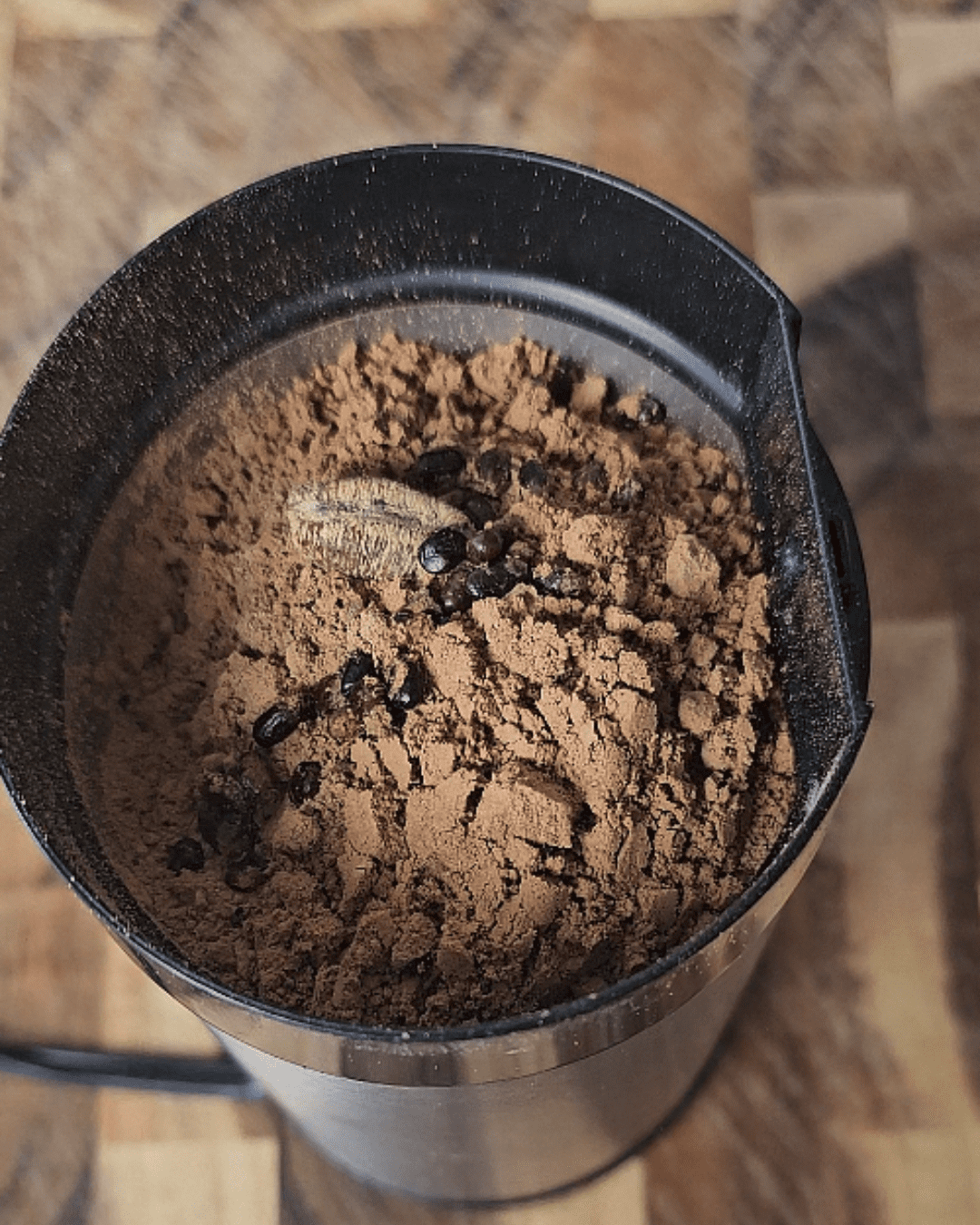Boisson chaude épicée au chocolat et aux noix de cajou