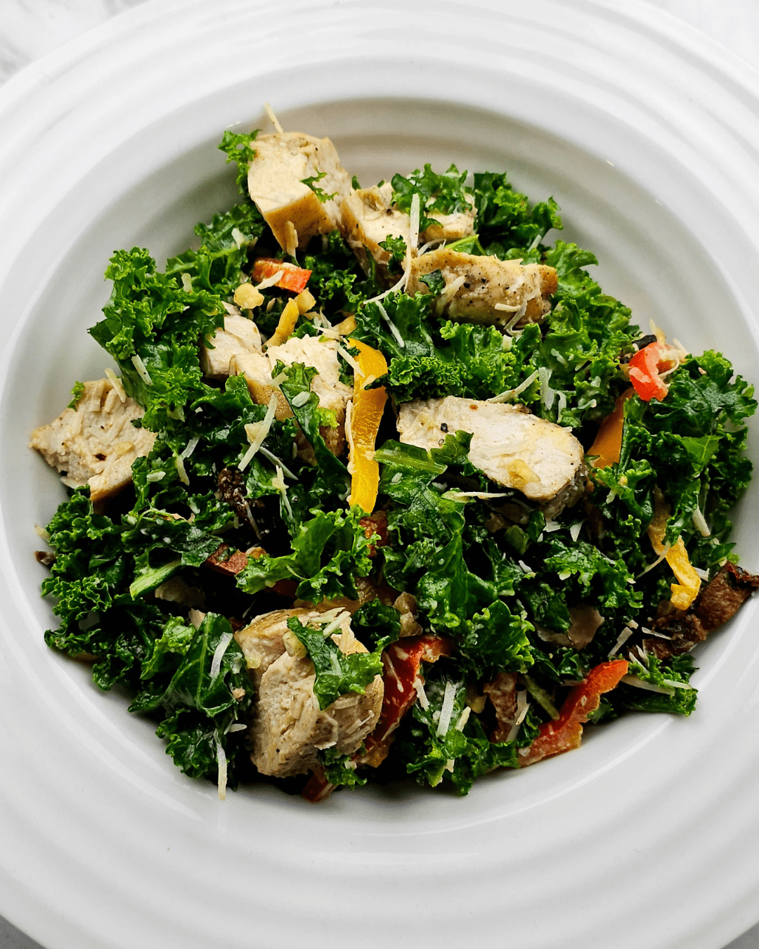 Ensalada Klishi de pollo y verduras