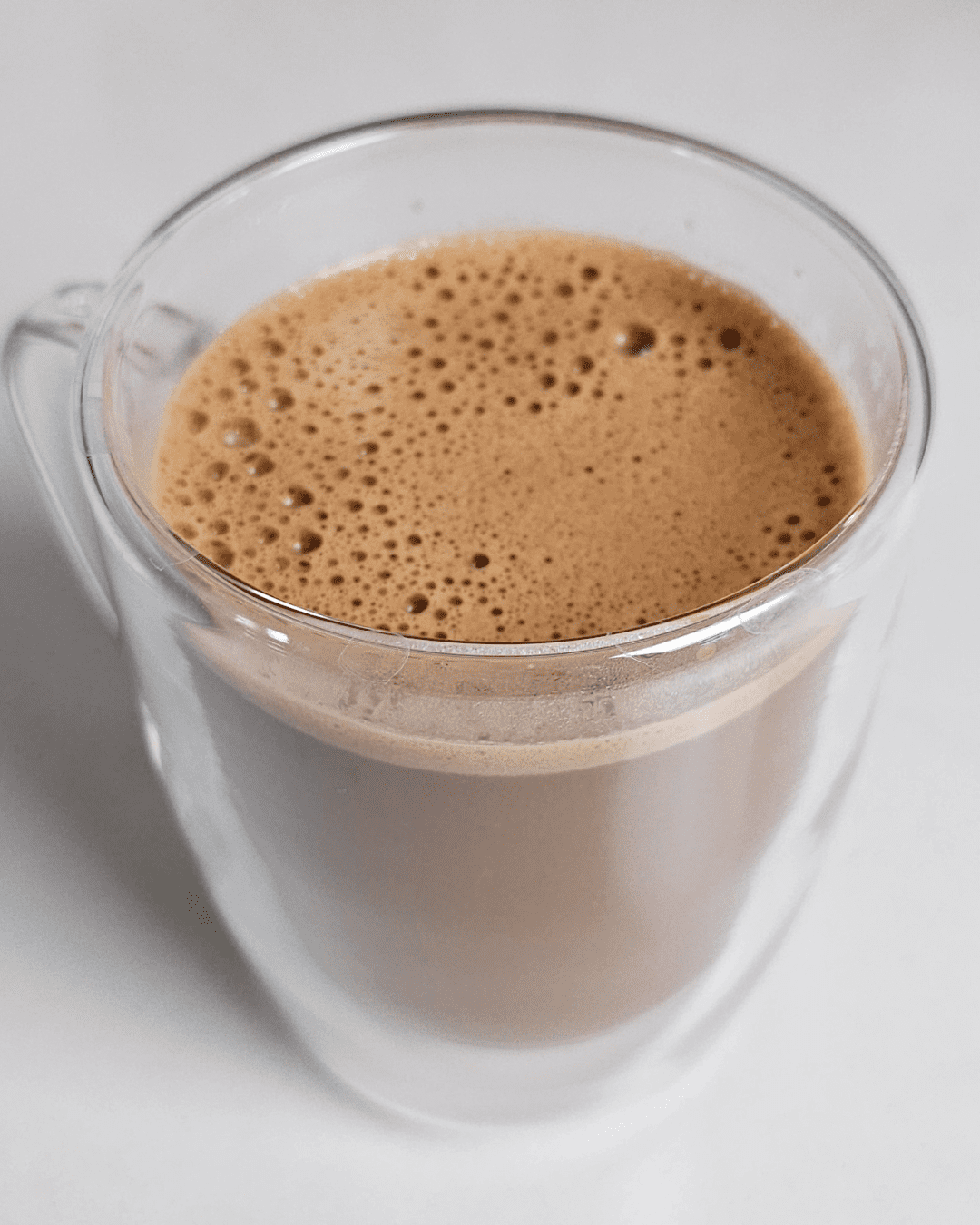 Boisson chaude épicée au chocolat et aux noix de cajou